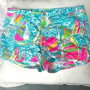 EUC Lilly Pulitzer shorts Sz 10 in “you gotta regatta”